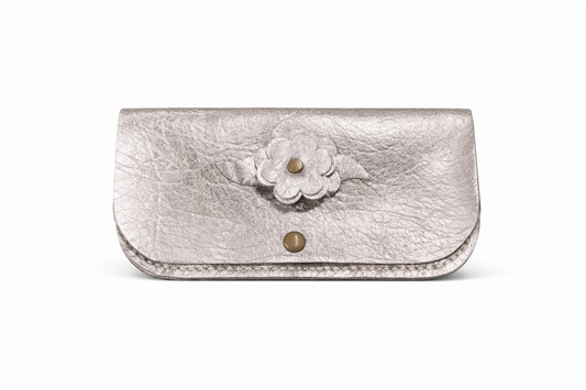 El Yapımı Hakiki Deri Kadın Cüzdan – Gümüş Renk Çiçek Detaylı Premium Tasarım