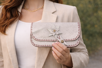 El Yapımı Hakiki Deri Kadın Cüzdan – Gümüş Renk, Yıldız Desenli Premium Tasarım